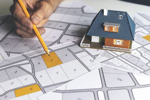 Bleistift zeigt Katasterplan