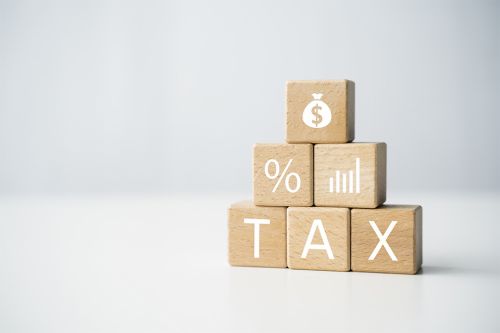 Würfel mit Aufschrift Tax